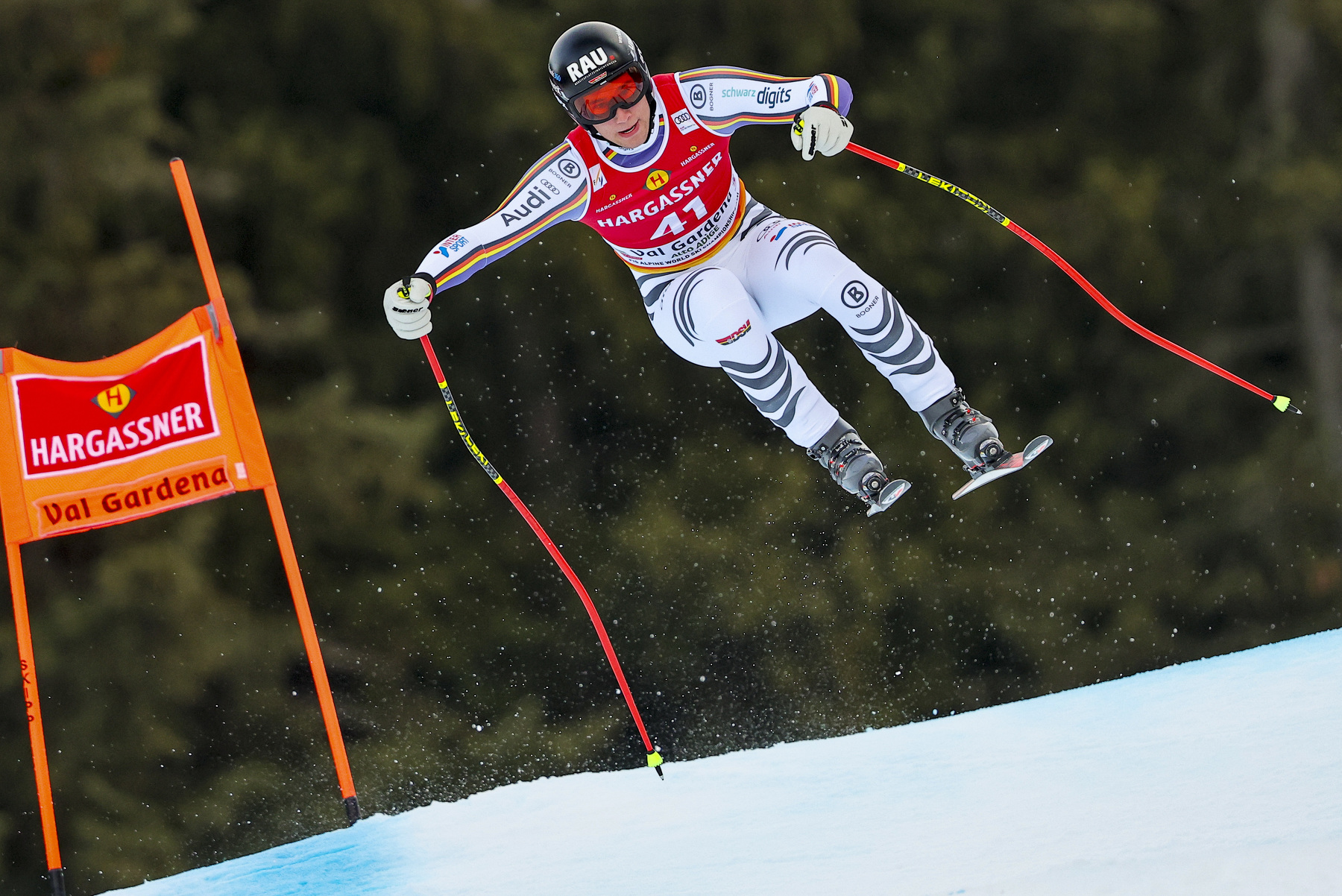 Spektakulärer Sprung. Luis Vogt in der Luft