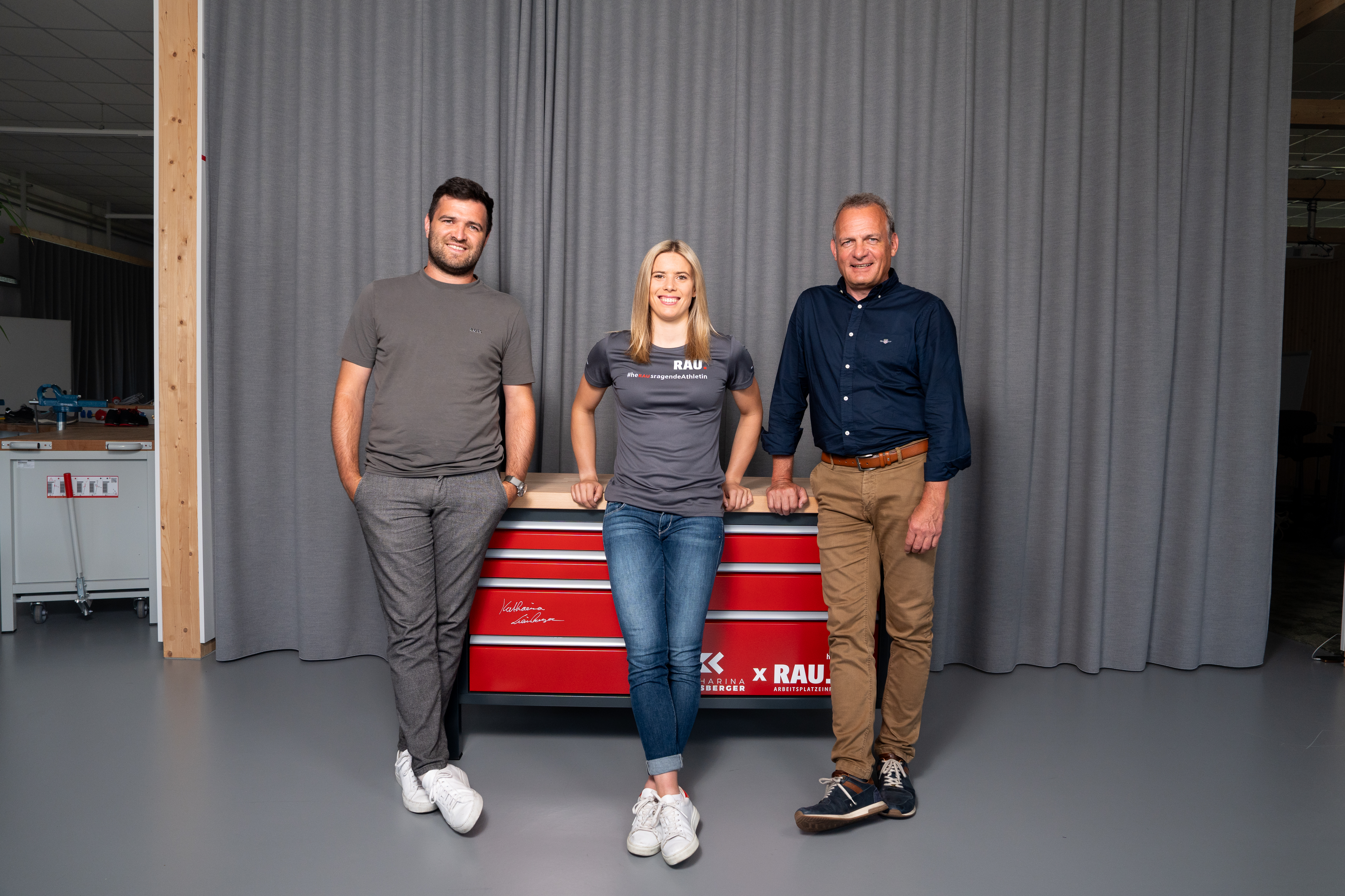Katharina Liensberger mit Jannik und Bernd Rau in der Natur